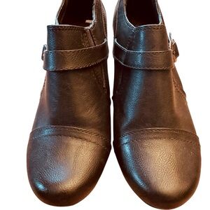 BARE TRAPS WOMEN’S BROWN SLIP ON CARIDA STRAP STRETCH BUCKLE ANKLE BOOTS 8.5 W